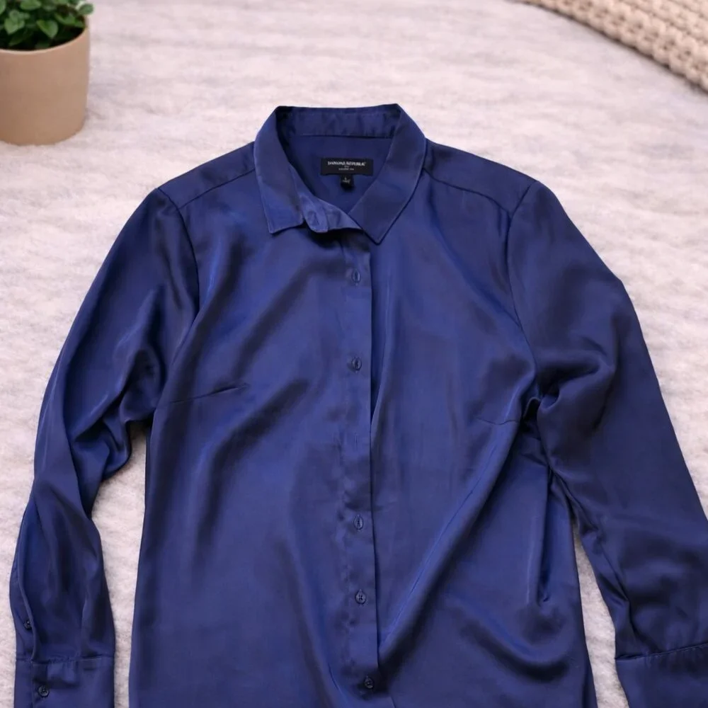 Banana Republic Women’s Silk Preppy Navy Button-Down Shirt - Picture 1 of 4